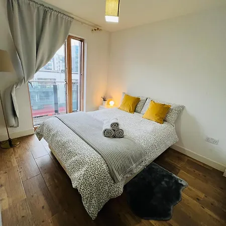 Cozy Bedroom In Convenient Area *
