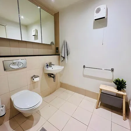 Cozy Bedroom In Convenient Area Gasthuis